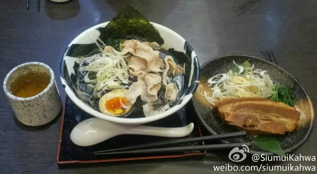 黑武骨豚肉片(Sliced Pork)拉麵(黑蒜油湯底)+豚角煮(豚角Marinated Pork)+玄米茶