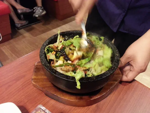 石頭飯，閒日人少店員會幫人客撈辣醬