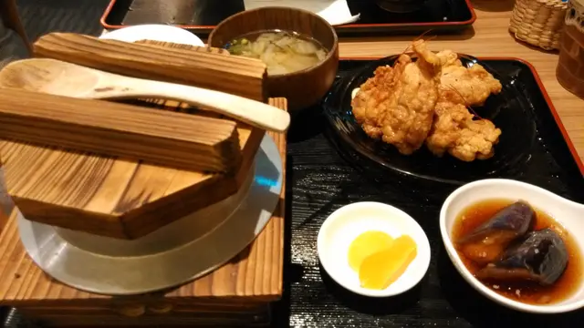 炸雞伴黑椒汁日式生菜與釜飯定食 $90