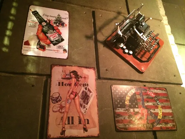 牆身掛滿懷舊海報，別具風格