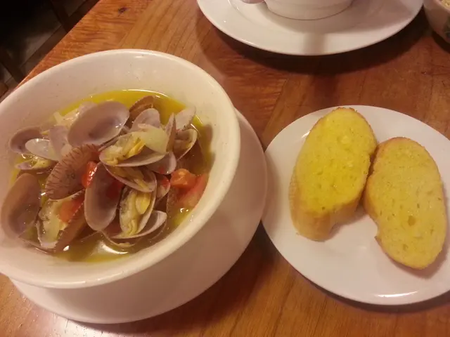 白酒煮蜆配蒜蓉包