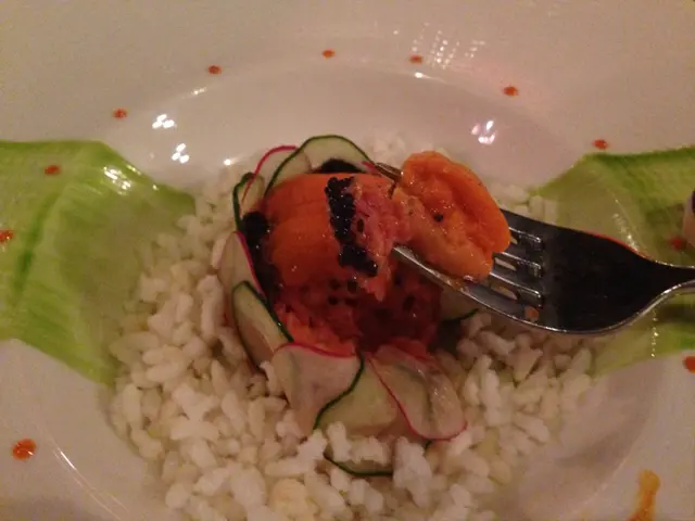 賣相吸睛,材料有金箔,tuna tartare及脆米