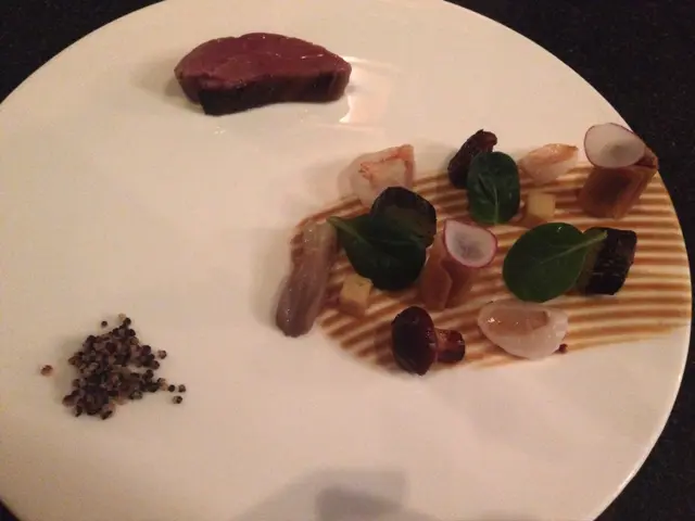 來自英國的鴨肉在碟邊,旁邊是一幅立體圖案