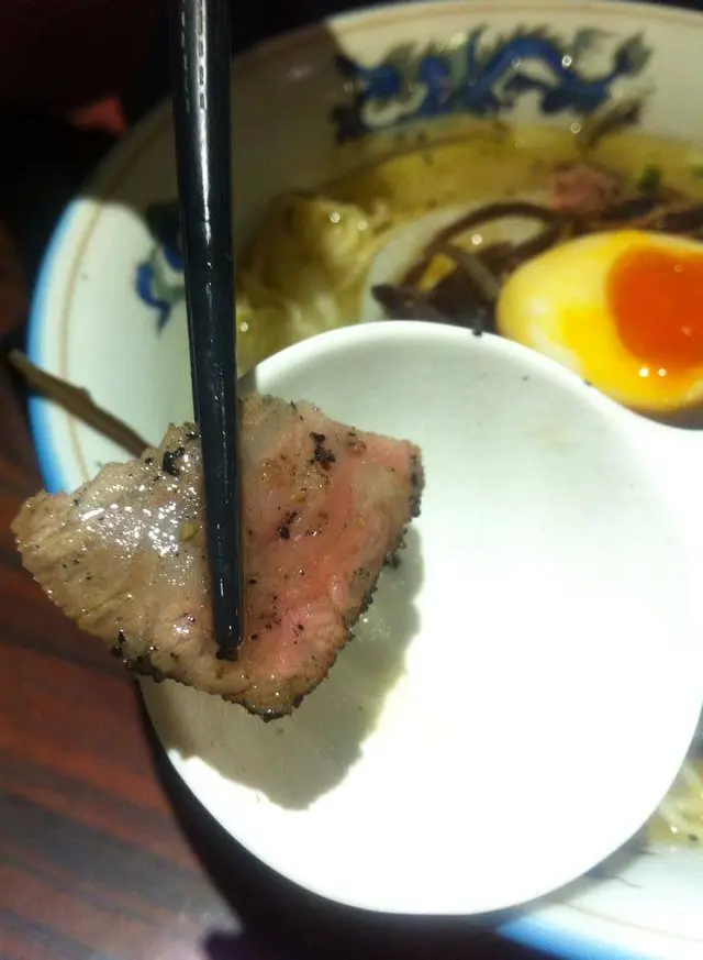 和牛切得非常簿，但生熟程度剛剛好。