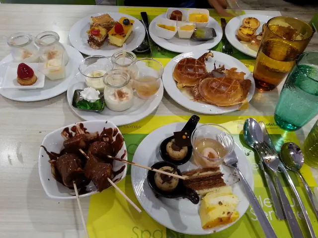 甜品款式多，而且味道唔錯，食完正餐可以當甜品放題黎食，蛋糕類，格仔餅，果凍，葡撻，雪糕亦有，選擇很多，鍾意食甜品都會喜歡這裏