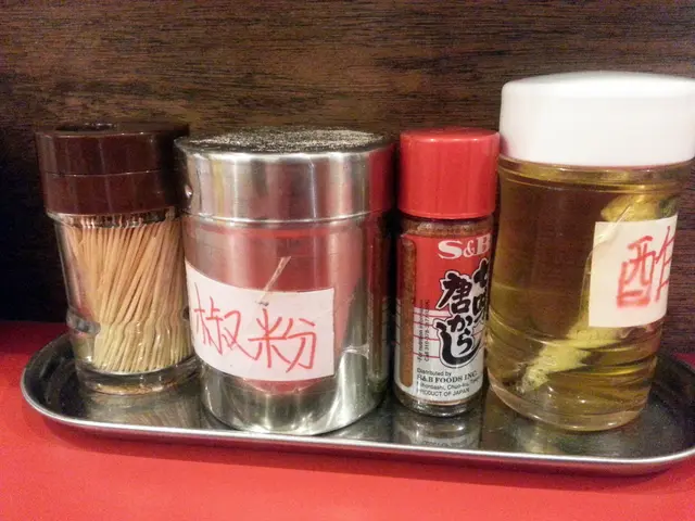 有自助筷子,、七味粉、胡椒粉、牙籤、水杯跟水壺