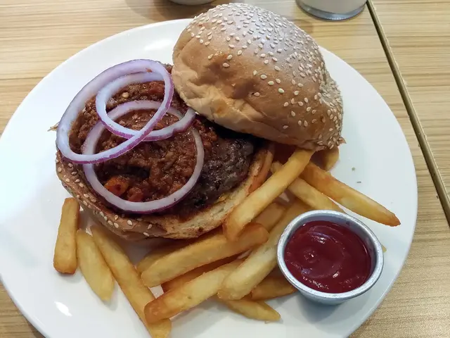 香辣醬辣味夠，牛肉多肉汁，薯條粗切脆卜卜