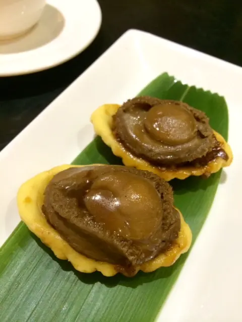 鮑魚雞粒酥 ($98/兩件)