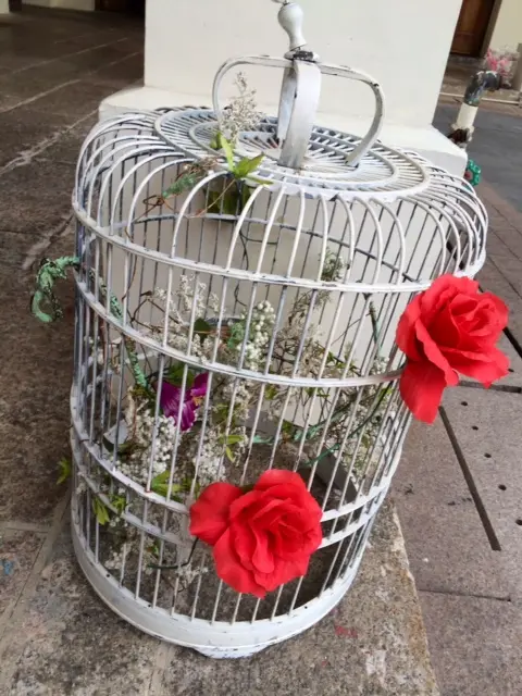 後花園中擺放的鐵籠裝飾