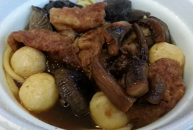 中油麵＋蠔油齋＋咖喱魷魚＋冬菇＋魚蛋＋少辣