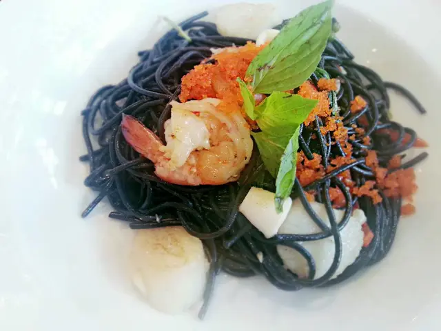 大蝦帶子墨汁麵