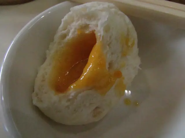 單從流出來的流沙奶黃，已可知流沙奶黃包，嚼感有勁