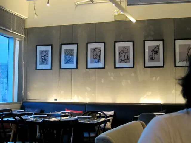 牆上的圖畫也有相同的風格