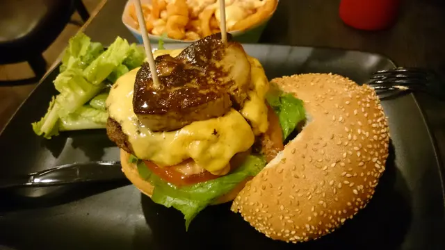 鵝肝比想像中大, 而且牛肉漢堡亦很juicy =P