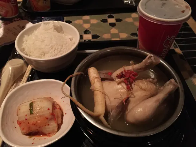 人蔘雞湯味道濃郁,真的有濃濃的蔘味,雞肉頗嫩,而雞內也藏有黏黏的糯米飯,不俗!