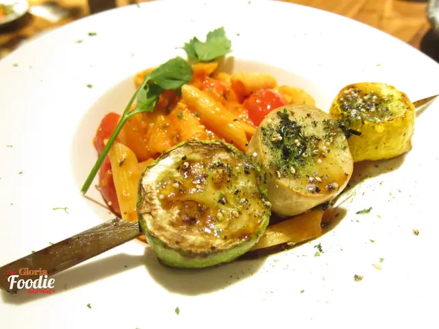 烤菜配蕃茄忌廉汁長通粉