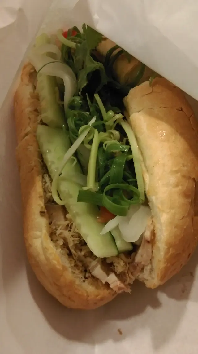 豐富美味的法包三文治，會切開２份，方便大家食用。