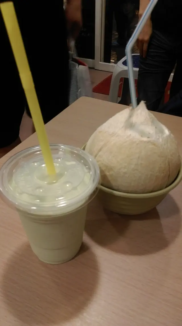 牛油果沙冰口感幼滑，牛油果味濃郁，真材實料，一定要試。椰皇好清甜^^