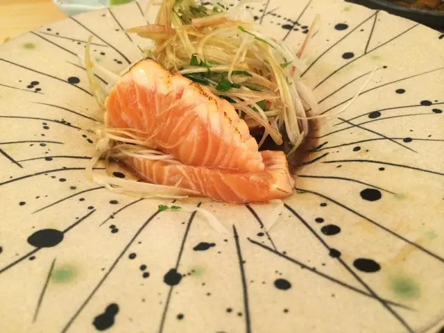 半燒三文魚配酸汁