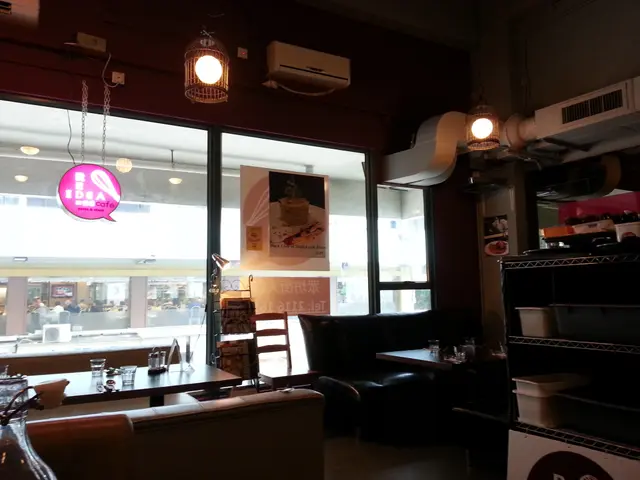 大型沙發座可眺望新填地街之街景