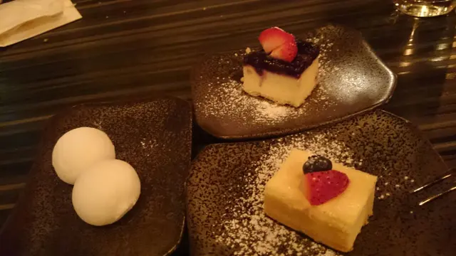 我同女朋友食完糯米糍之後,隨即聽到隔離枱有人問係咪有人食榴槤