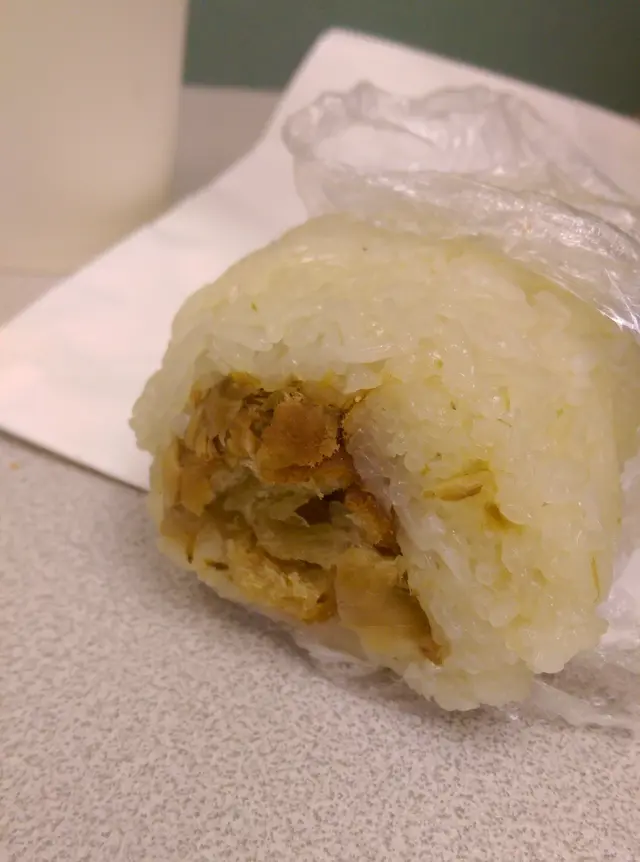 粢飯內裡的材料很充足!