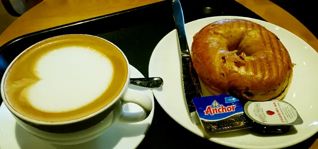 咖啡和bagel都好讚