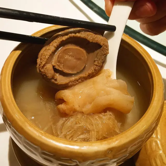 戲肉來了,好多料呀!!!!!! 鮮人參，魚翅，鮑魚，花膠，瑤柱，鹿筯，海參，火腿，冬菇，南北杏，淮山，杞子，老雞，豬展，沙鯊骨.....