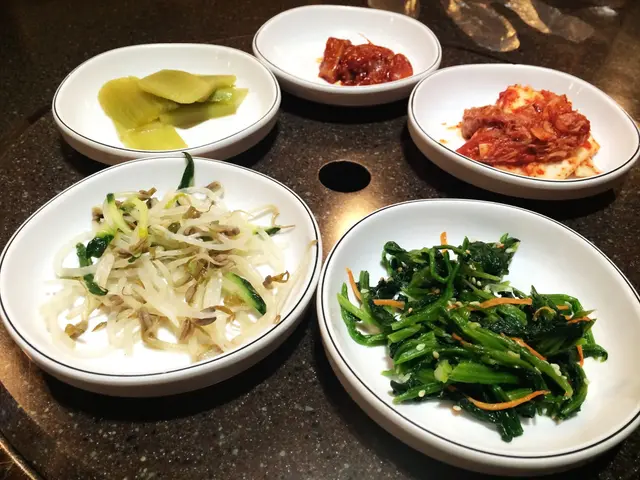 芽菜、菠菜、泡菜、醃筍片及醬魷魚