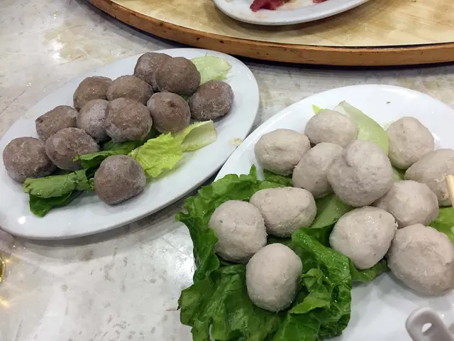 黑椒牛丸,爽口彈牙黑椒味濃,不錯。豬肉丸,亦是一般而已。