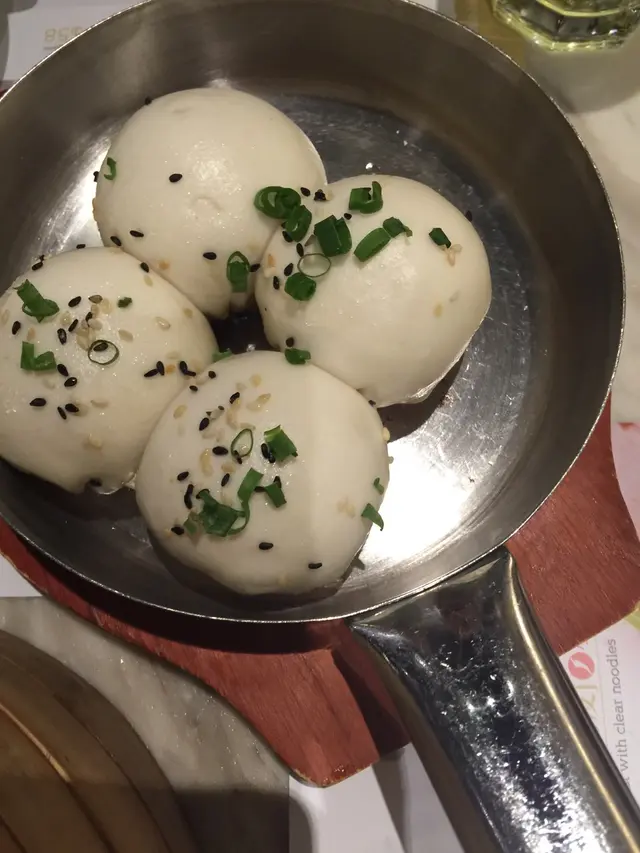 個外皮幾鬆軟，略嫌油左d，朋友話好多肥豬肉