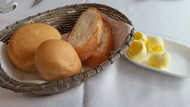 麵包夠熱夠香脆，尤其係個芝士包