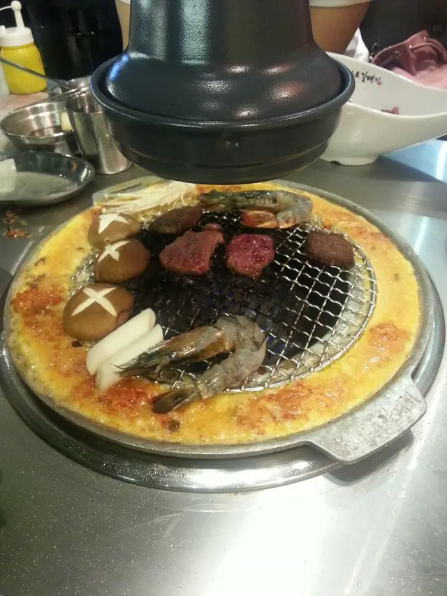 這餐廳的主打特色 爐邊蛋。樓面姐姐手勢好好。本來聽說過呢間落蛋好辜寒……結果唔會^_^煮熟左之後滿到呢~~~~~~最岩乜都要抵的香港人!