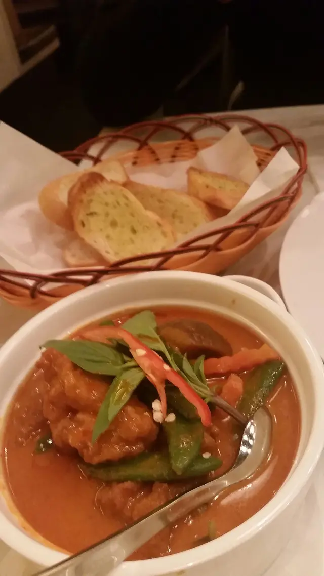 紅咖哩魚，蒜蓉包