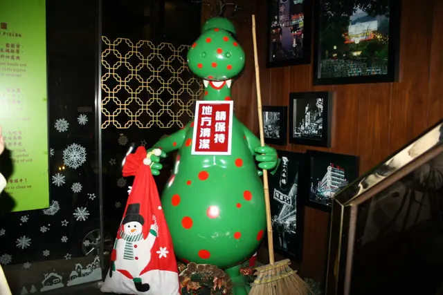 门前有旧时清洁香港的宣传物垃圾虫.