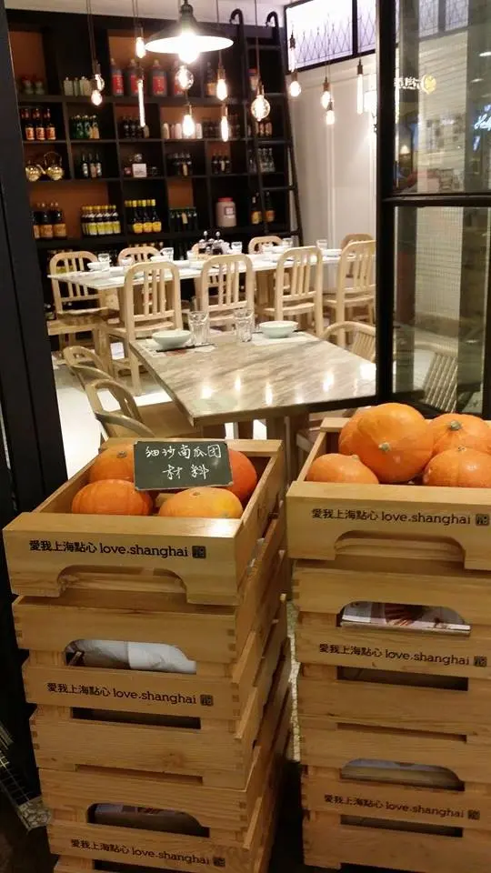 店內的環境放的飾品是醬油和南瓜.