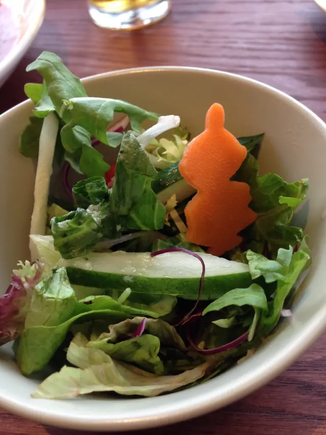 沙律有阿美的胡蘿蔔剪影。