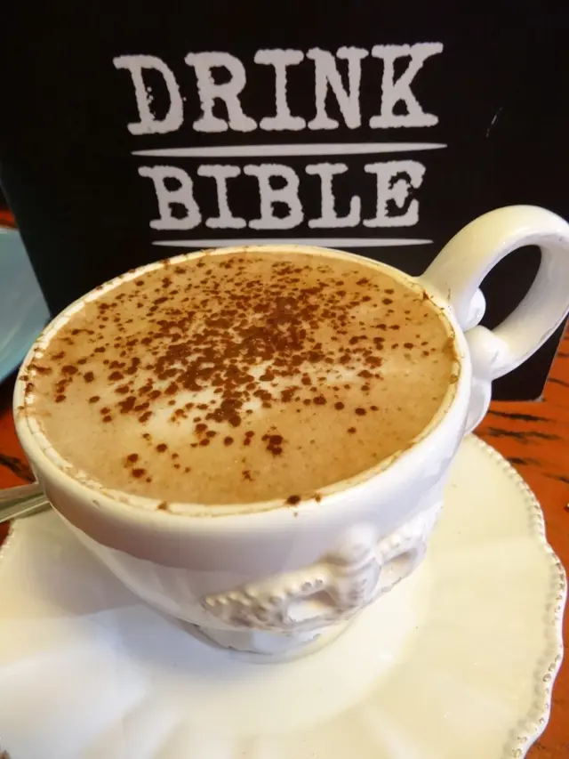 以白色優雅綴以皇冠圖案的茶杯盛載更迷人!