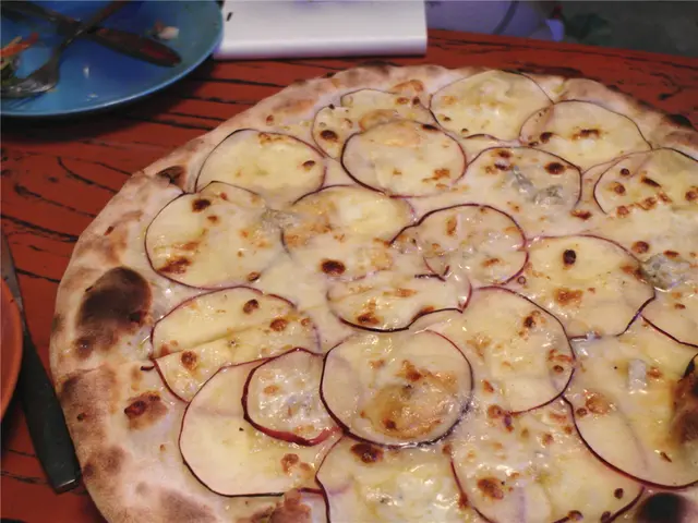 真是有趣之作，我是個喜歡芝士的人，  看到這賣相和陣陣傳來的芝香已經完全被臣服，  餅底香脆，蘋果甘甜，芝士味濃，  可是３款組合起來我有種說不出的感覺。