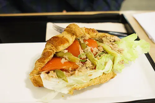 Pさま 的蕃茄吞拿魚酸瓜牛角包