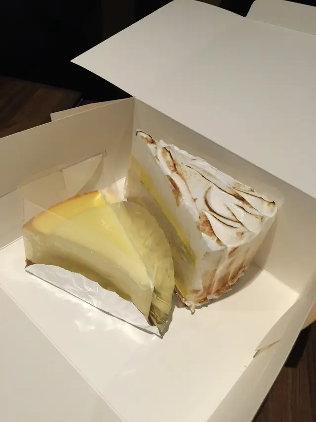 檸檬芝士撻(左) + 芒果蛋白蛋糕(右)