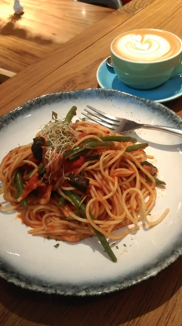 蕃茄意粉，榛子牛奶咖啡