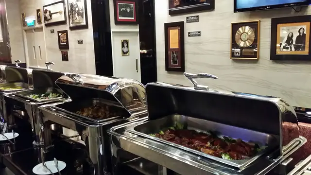 熱盤食物，有豬、雞，湯、通粉和雜菜等，而最好味就只有燒豬肋骨！