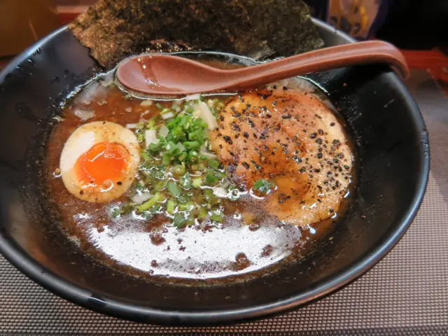 黑蒜油叉燒拉麵