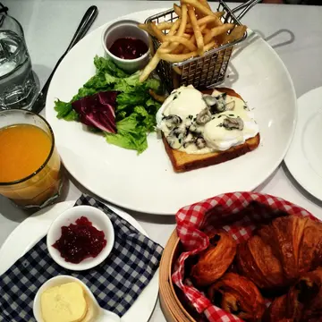 Le petit Panier 麵包籃 ($ 48) + CEuf poche 磨菇班尼迪蛋 ($ 118)