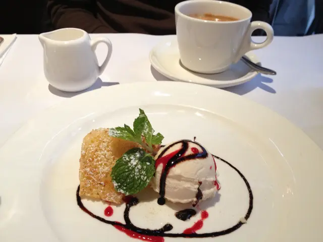 Peach Cake with Vanilla ice-cream