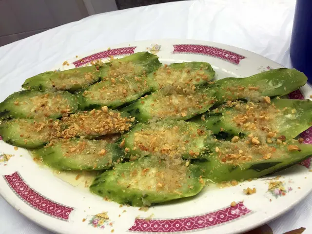 勝瓜斜切大大片,面上鋪滿蒜蓉,蒜蓉完全滲入勝瓜,好味。