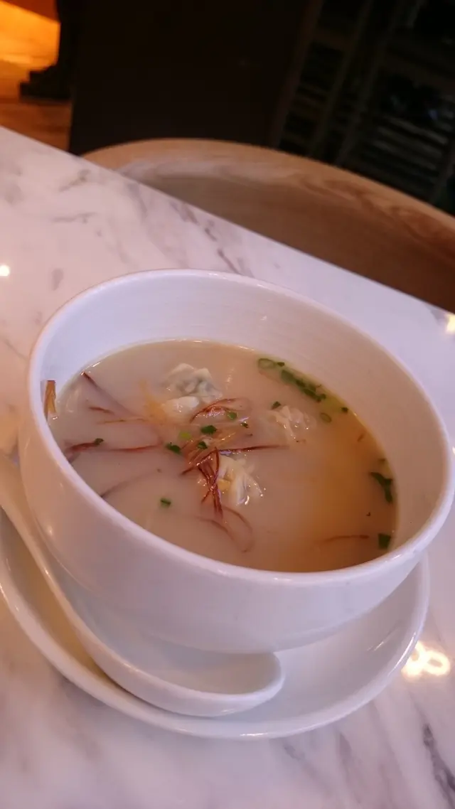 一口的雲吞加上魚湯真係好好飲又好吃,但呢個一定要熱食