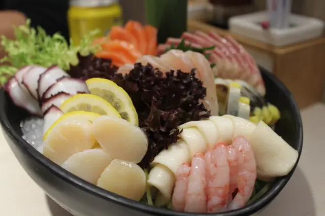 這個併盤基本上齊集了所有款式,當中最欣賞的是馬刀貝,薄薄的一片片,有點像墨魚的口感,卻比墨魚更爽脆多汁。唯希靈魚真的不對我的口味,雖然黃色部份同樣質感爽脆,但魚肉部份總是有種腥味。