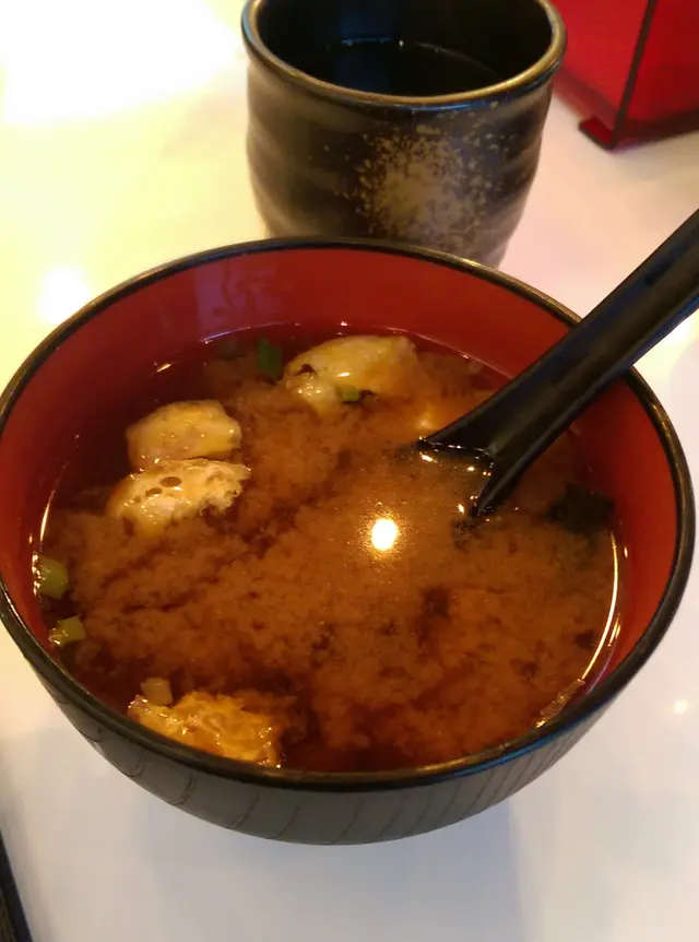 對比茶杯之下，店方的麵豉湯的確大碗又份量慷慨！